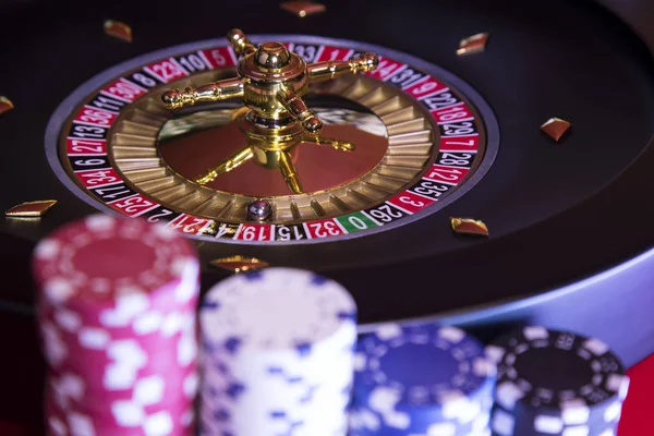Покер фишки на игровом столе, рулетка в движении, фон казино Стоковое Изображение