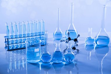 Cam eşyalar, laboratuvar şişeleri, bilim deneyi.