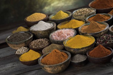 Mutfak masasında çeşitli baharat ve bitkiler var.