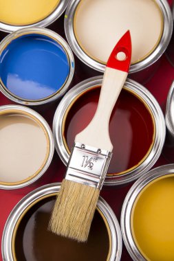 Gökkuşağı dolu kova yağlı boya kırmızı arka plan üzerinde renkli