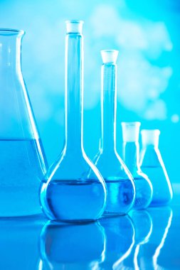 Laboratuvar Araştırma ve Geliştirme. Kimyasal deney için bilimsel cam eşyalar