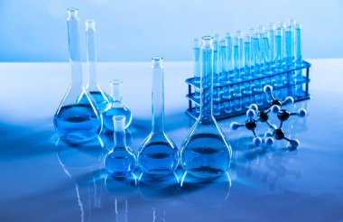 Laboratuvar Araştırma ve Geliştirme. Kimyasal deney için bilimsel cam eşyalar