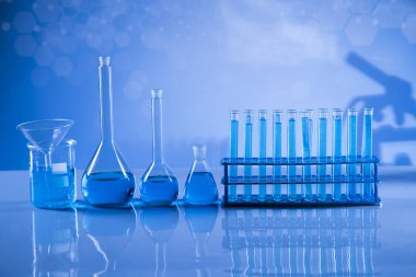 Cam eşyalar, laboratuvar şişeleri, bilim deneyi.