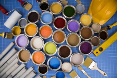 Gökkuşağı renkli boya dolu kovalar.