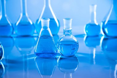 Laboratuvar Araştırma ve Geliştirme. Kimyasal deney için bilimsel cam eşyalar