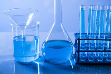 çeşitli laboratuar cam malzemeleri