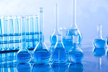 Cam eşyalar, laboratuvar şişeleri, bilim deneyi.