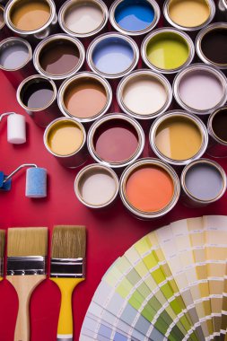 Kova gökkuşağı renkli yağlı boya, kırmızı arka plan tam