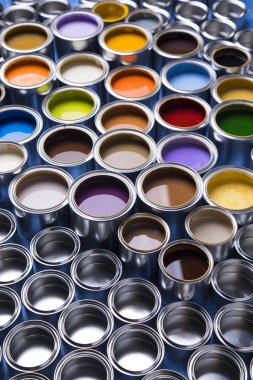 Renk boya ile metal kutular