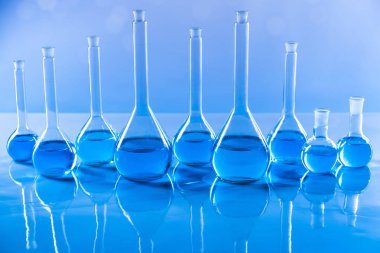 Laboratuvar Araştırma ve Geliştirme. Kimyasal deney için bilimsel cam eşyalar