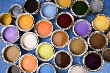 Çok renkli boya kutularının arka planı