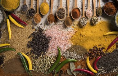 Mutfak masasında çeşitli baharat ve bitkiler var.