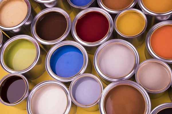 Gruppe Pinsel Blechdosen Mit Farbe — Stockfoto