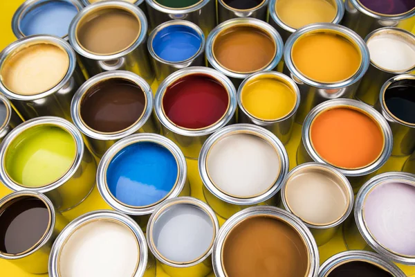 Grupa Pędzla Cyna Metalowych Puszek Farbą Koloru — Zdjęcie stockowe
