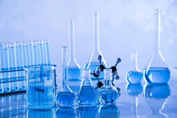 Üvegáruk Laboratóriumi Főzőpoharak Tudományos Kísérlet — Stock Fotó