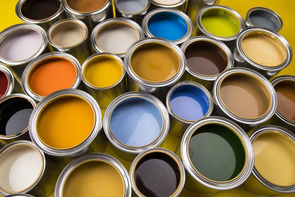 Cubos Llenos Pintura Óleo Color Arco Iris Sobre Fondo Amarillo — Foto de Stock