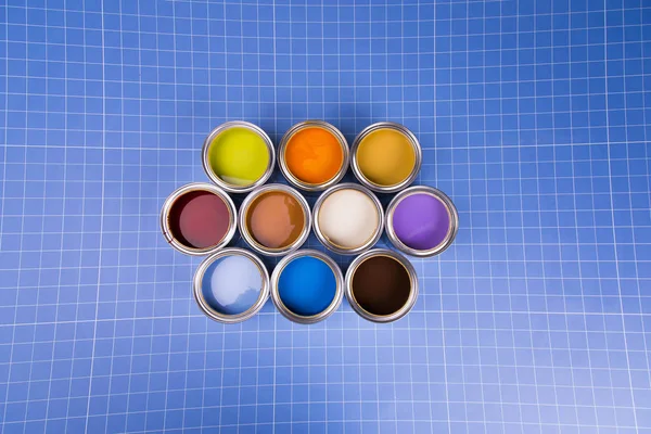 虹色の油絵具でいっぱいのバケツ — ストック写真