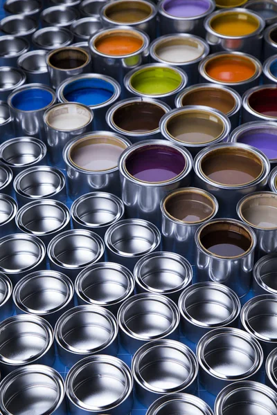彩色涂料锡金属罐概念组 — 图库照片