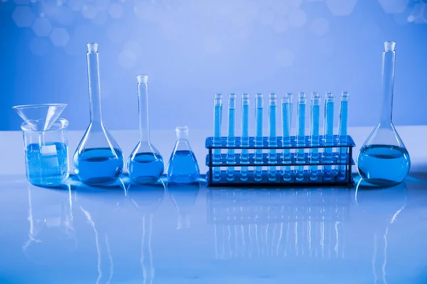 Laboratoriumbekers Wetenschappelijk Experiment Blauwe Achtergrond — Stockfoto