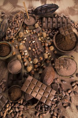 Aromatik kakao ve çikolata doğal kağıttan arka planda