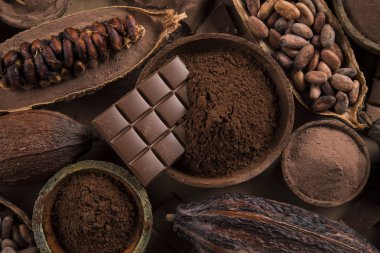 Aromatik kakao ve çikolata doğal kağıttan arka planda