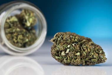 Cbd Kavramı, Tıbbi Marihuana, esrar ve mavi arkaplan