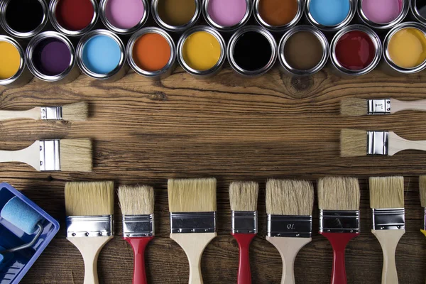 Pincel Sobre Latas Con Color —  Fotos de Stock