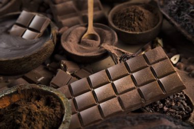 Aromatik kakao ve çikolata doğal kağıttan arka planda