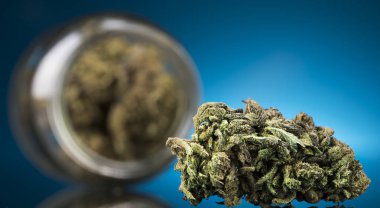 Cbd Kavramı, Tıbbi Marihuana, esrar ve mavi arkaplan