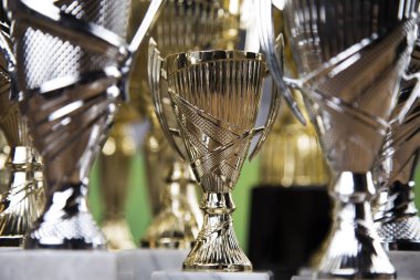 Ödül kazanan ve şampiyonluk konsepti, spor arka planında kupa.