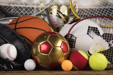 Ödül kazanan ve şampiyonluk konsepti, spor arka planında kupa.