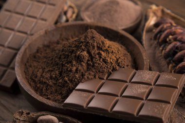 Aromatik kakao ve çikolata doğal kağıttan arka planda