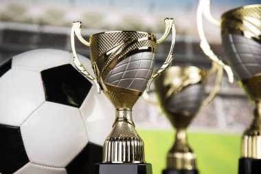 Ödül kazanan ve şampiyonluk konsepti, spor arka planında kupa.