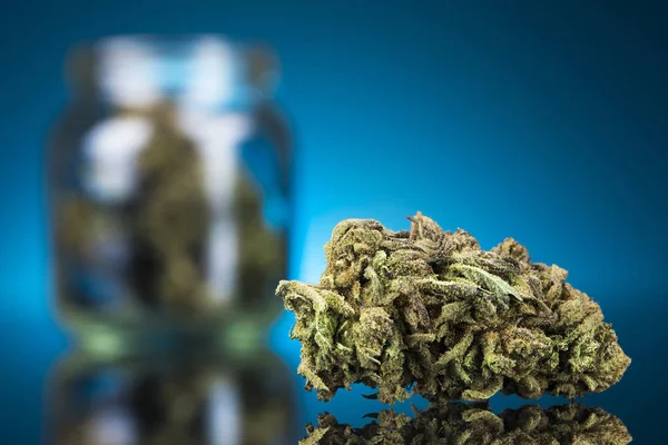 Conceito Cbd Marijuana Medicinal Cannabis Fundo Azul — Fotografia de Stock