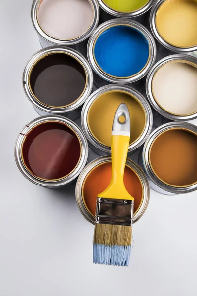 Latas Lata Con Pintura Pinceles Paleta Colores Brillantes — Foto de Stock