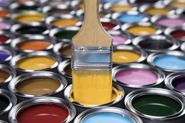 Pinsel Auf Dosen Mit Farbe — Stockfoto