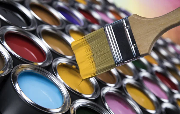 Latas Metal Con Pintura Color Pincel — Foto de Stock