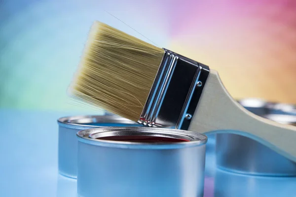 Latas Lata Com Tinta Pincéis Paleta Brilhante Cores — Fotografia de Stock