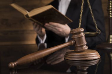 Adalet ve hukuk kavramı, mahkeme salonunda erkek yargıç tokmağı vurdu.