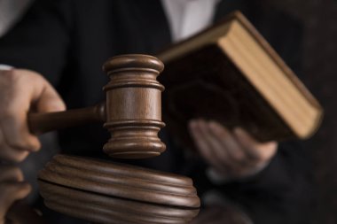 Adalet ve hukuk kavramı. Mahkeme salonunda erkek yargıç.