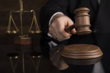 Adalet ve hukuk kavramı, mahkeme salonunda erkek yargıç tokmağı vurdu.