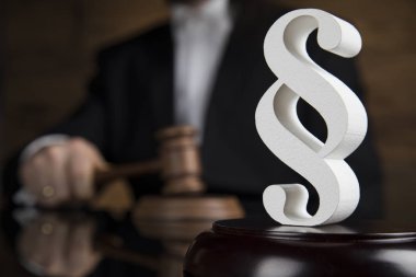 Mahkeme tokmağı, hukuk teması, adalet tokmağı, paragraf