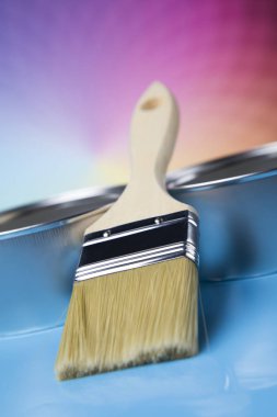 Renkli boya ve fırçalı metal teneke kutular.