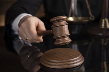 Sayın Yargıç, tokmak çarpıcı bir mahkemede erkek yargıç