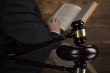 Mahkeme salonu, yargıç, siyah ayna geçmişi olan erkek yargıç.