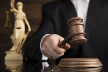 Sayın Yargıç, tokmak çarpıcı bir mahkemede erkek yargıç