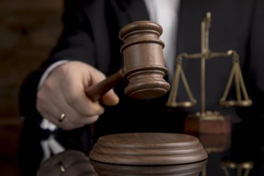 Sayın Yargıç, tokmak çarpıcı bir mahkemede erkek yargıç