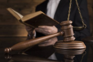 Sayın Yargıç, tokmak çarpıcı bir mahkemede erkek yargıç