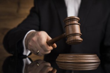 Sayın Yargıç, tokmak çarpıcı bir mahkemede erkek yargıç