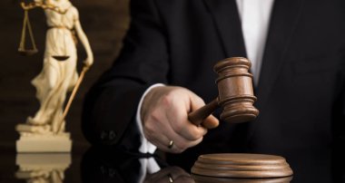 Sayın Yargıç, tokmak çarpıcı bir mahkemede erkek yargıç